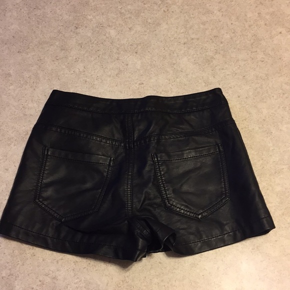 FOREVER 21 BLACK QUILTED FAUX LEATHER BLACK SHORTS - Picture 3 of 7